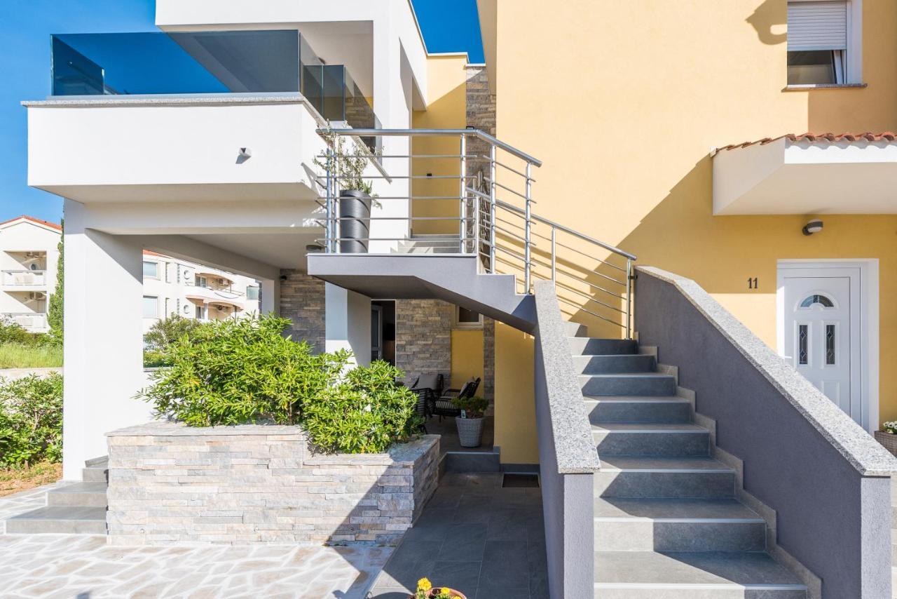 Apartments Yellow Novalja Exterior photo